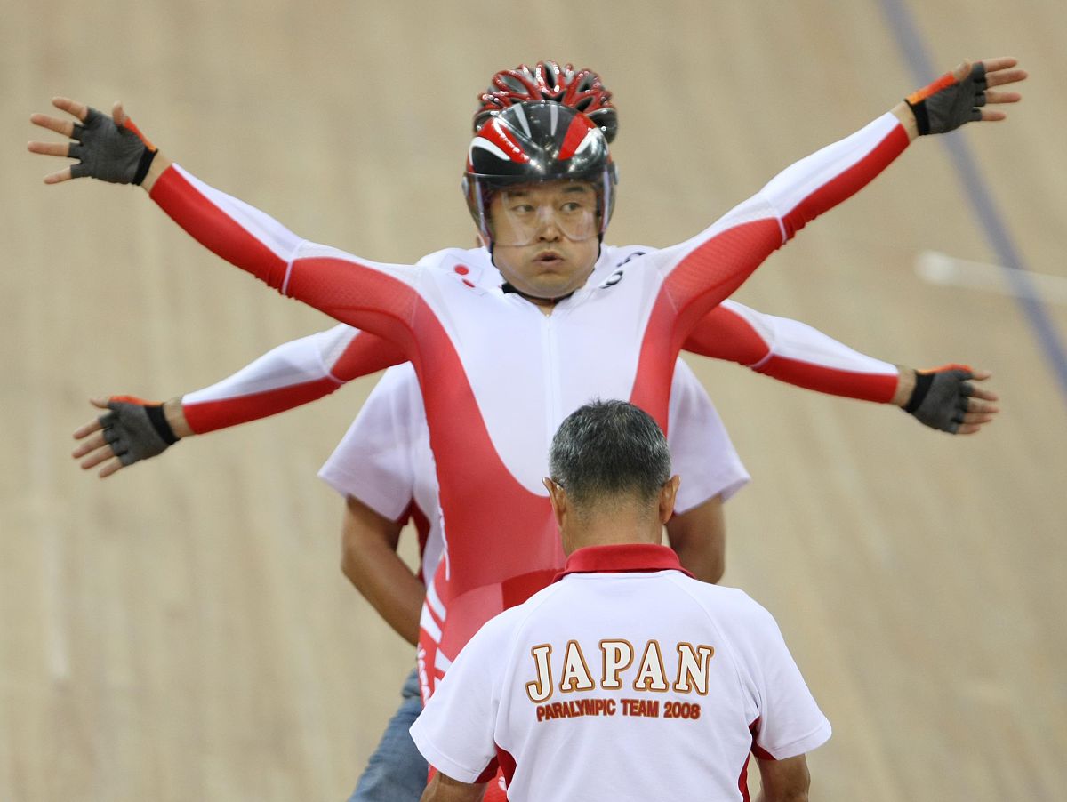 球员们在赛场上展现出出色的技艺和毅力英语