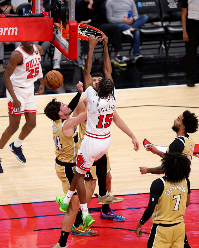 芝加哥公牛NBA战胜克利夫兰骑士拉文三分命中(芝加哥公牛队三巨头)